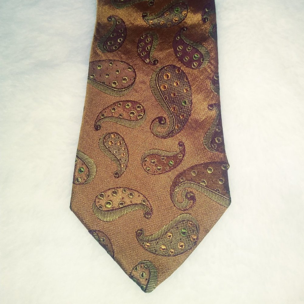 Hugo Boss gold tie